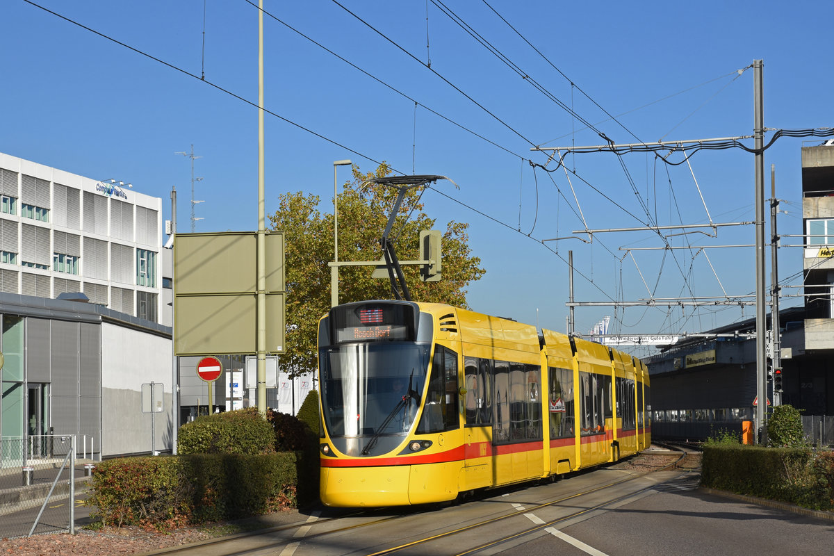 Be 6/10 Tango 157, auf der Linie 11, fährt bei der Haltestelle Freilager ein. Die Aufnahme stammt vom 22.10.2018.
