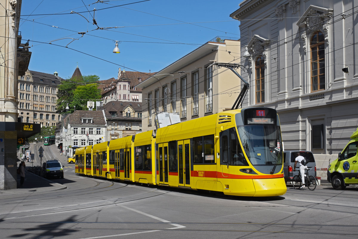 Be 6/10 Tango 157, auf der Linie 11, fährt den Steinenberg hoch zur Haltestelle Bankverein. Die Aufnahme stammt vom 09.07.2020.