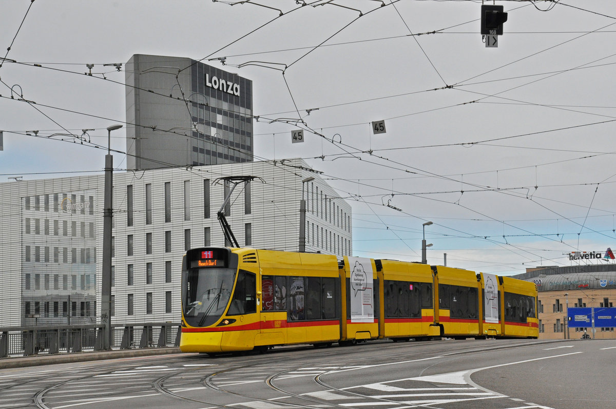 Be 6/10 Tango 157, auf der Linie 11, überquert die Münchensteinerbrücke. Die Aufnahme stammt vom 03.10.2020.