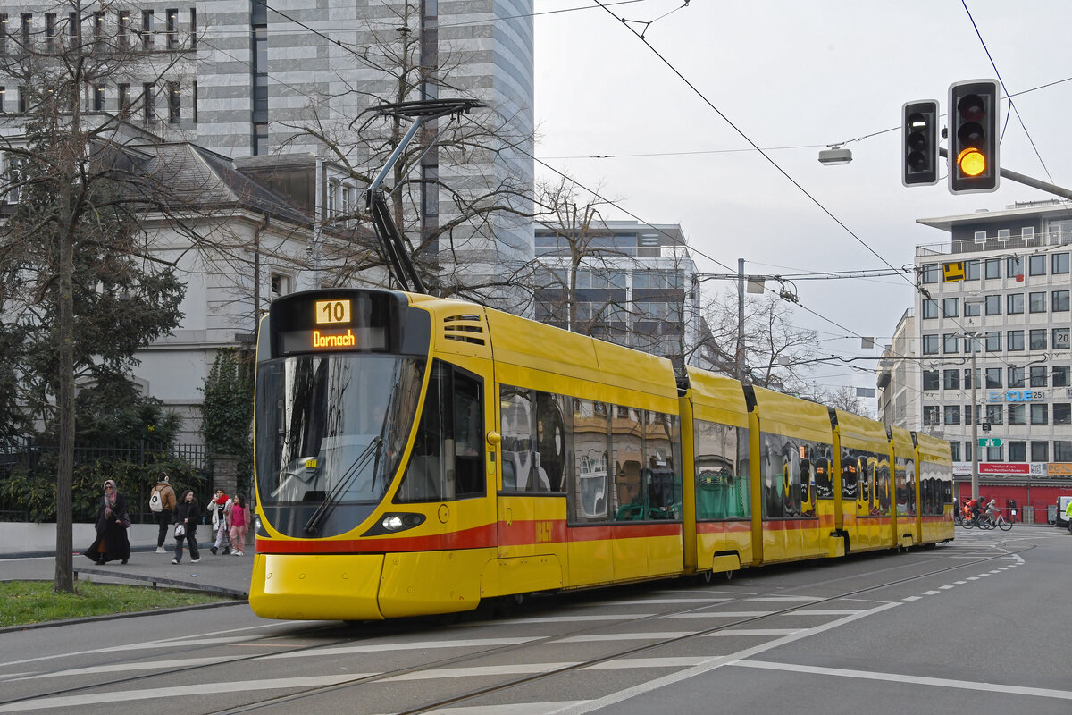 Be 6/10 Tango 157, auf der wegen der Basler Fasnacht umgeleiteten Linie 10, bedient am 01.03.2023 die provisorische Haltestelle am Aeschenplatz.