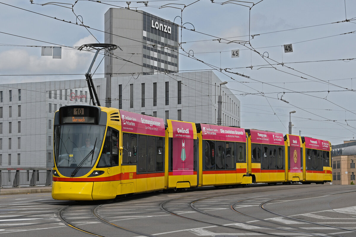 Be 6/10 Tango 157, auf der Linie 10, überquert am 04.05.2024 die Münchensteinerbrücke.