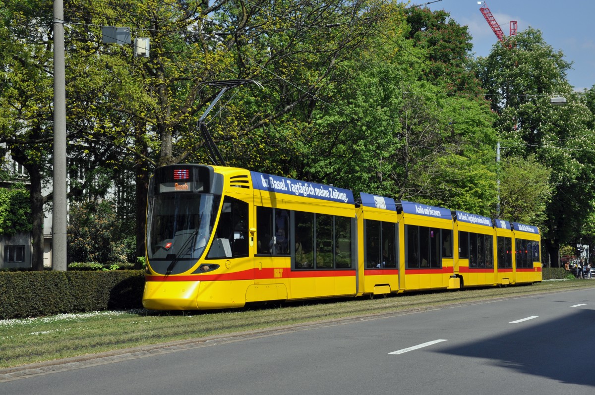 Be 6/10 Tango 157 auf der Linie 11 im Aeschengraben. Die Aufnahme stammt vom 24.04.2014.