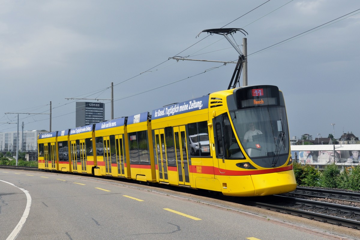 Be 6/10 Tango 157 auf der Linie 11 fährt Richtung Haltestelle Münchensteinerstrasse. Die Aufnahme stammt vom 22.05.2014.