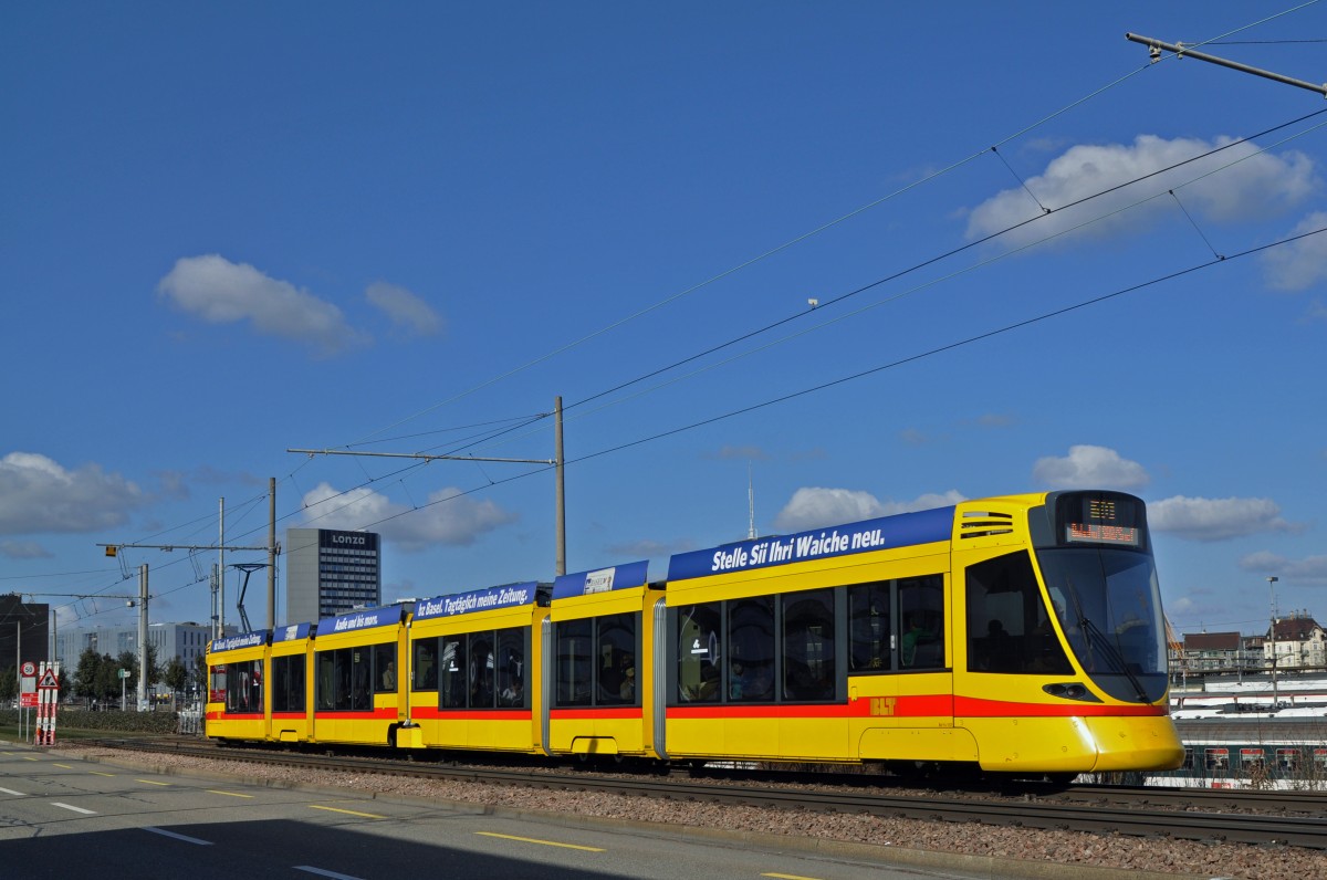 Be 6/10 Tango 157 auf der Linie 10 fährt zur Haltestelle Münchensteinerstrasse. Die Aufnahme stammt vom 25.02.2015.