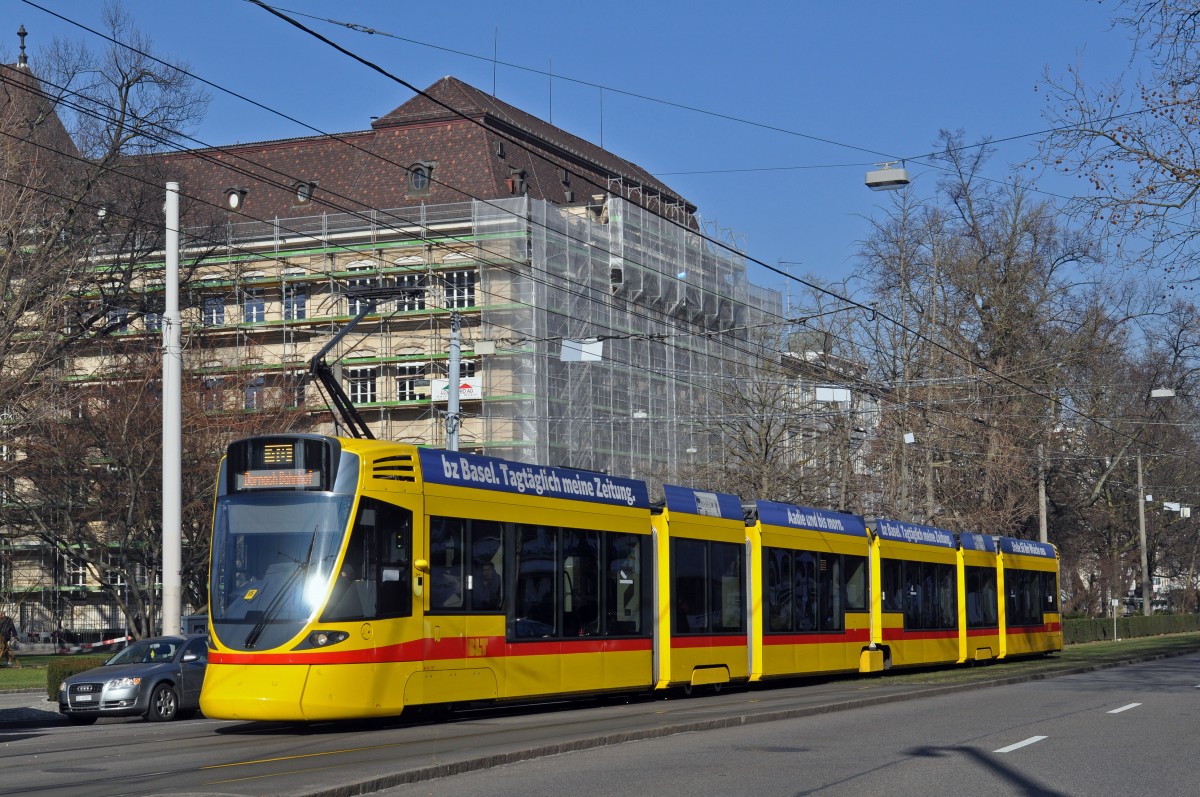 Be 6/10 Tango 157 auf der Linie 10 fährt zur Haltestelle am Bahnhof SBB. Die Aufnahme stammt vom 12.02.2015.