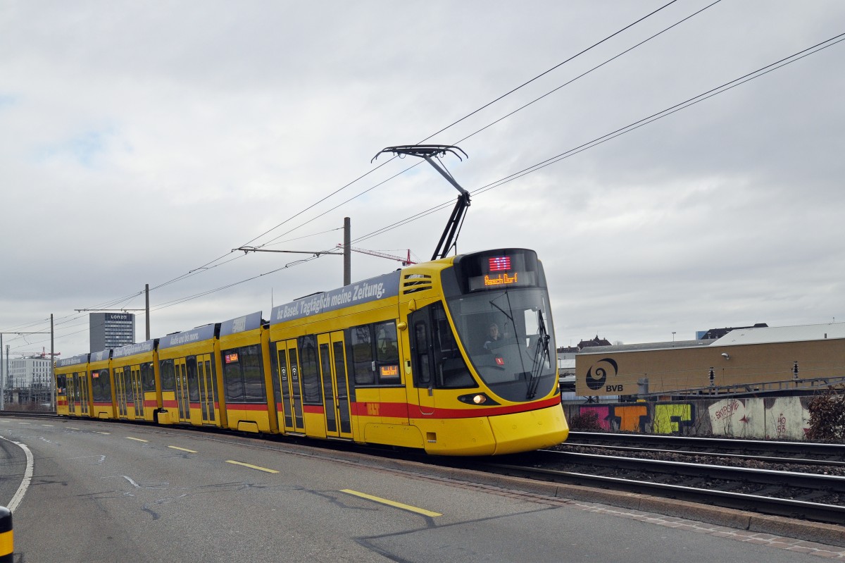 Be 6/10 Tango 157 auf der Linie 11 fährt zur Haltestelle M-Parc. Die Aufnahme stammt vom 29.01.2016.