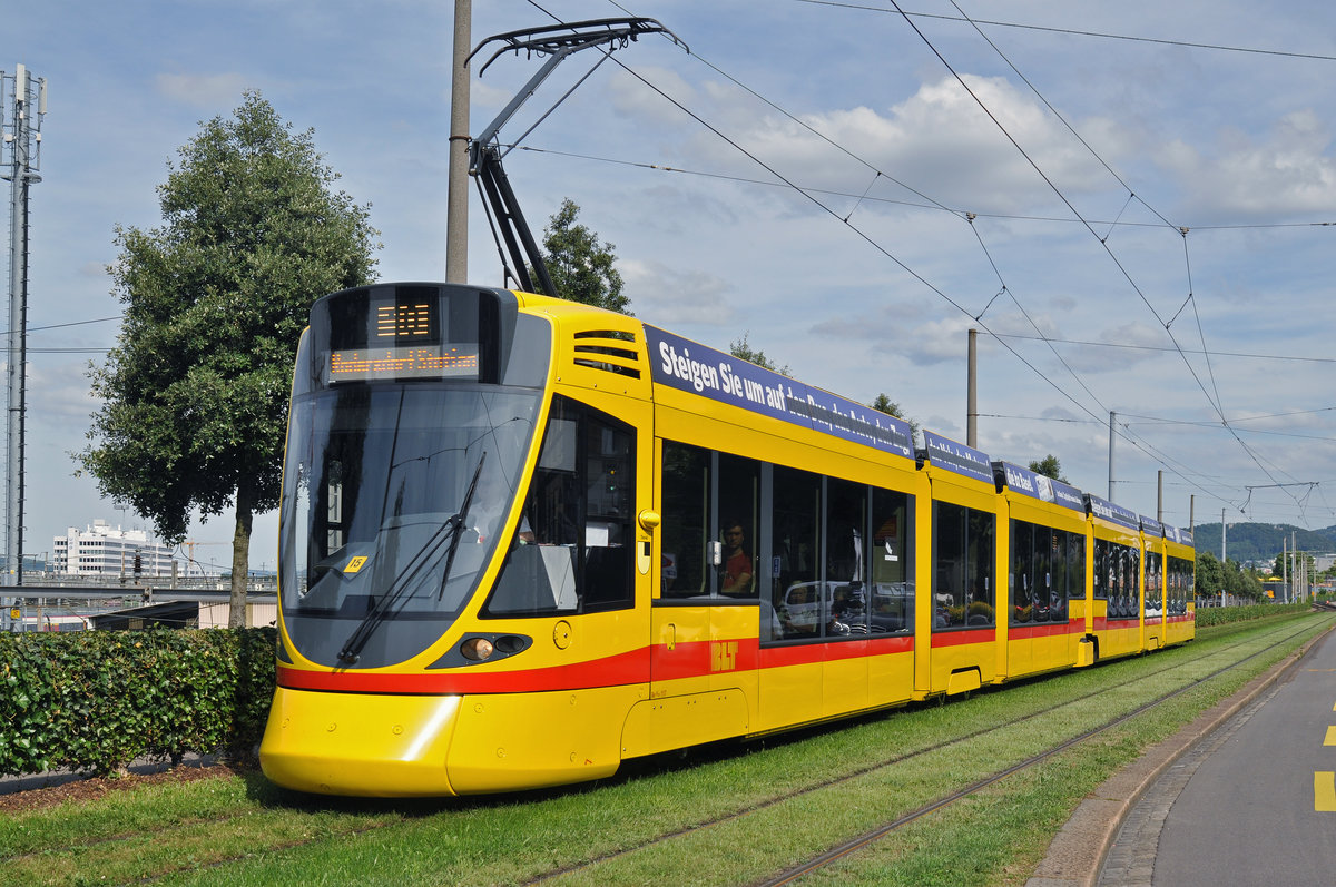 Be 6/10 Tango 157, auf der Linie 10, fährt zur Haltestelle Münchensteinerstrasse. Die Aufnahme stammt vom 06.07.2016.