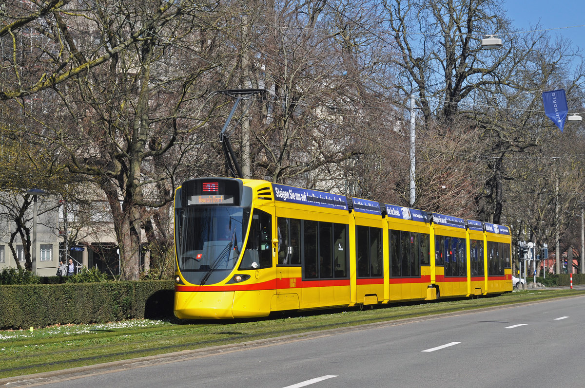 Be 6/10 Tango 157, mit halb überklebter Dach - Werbung, auf der Linie 10, fährt zur Haltestelle am Bahnhof SBB. Die Aufnahme stammt vom 26.03.2016.