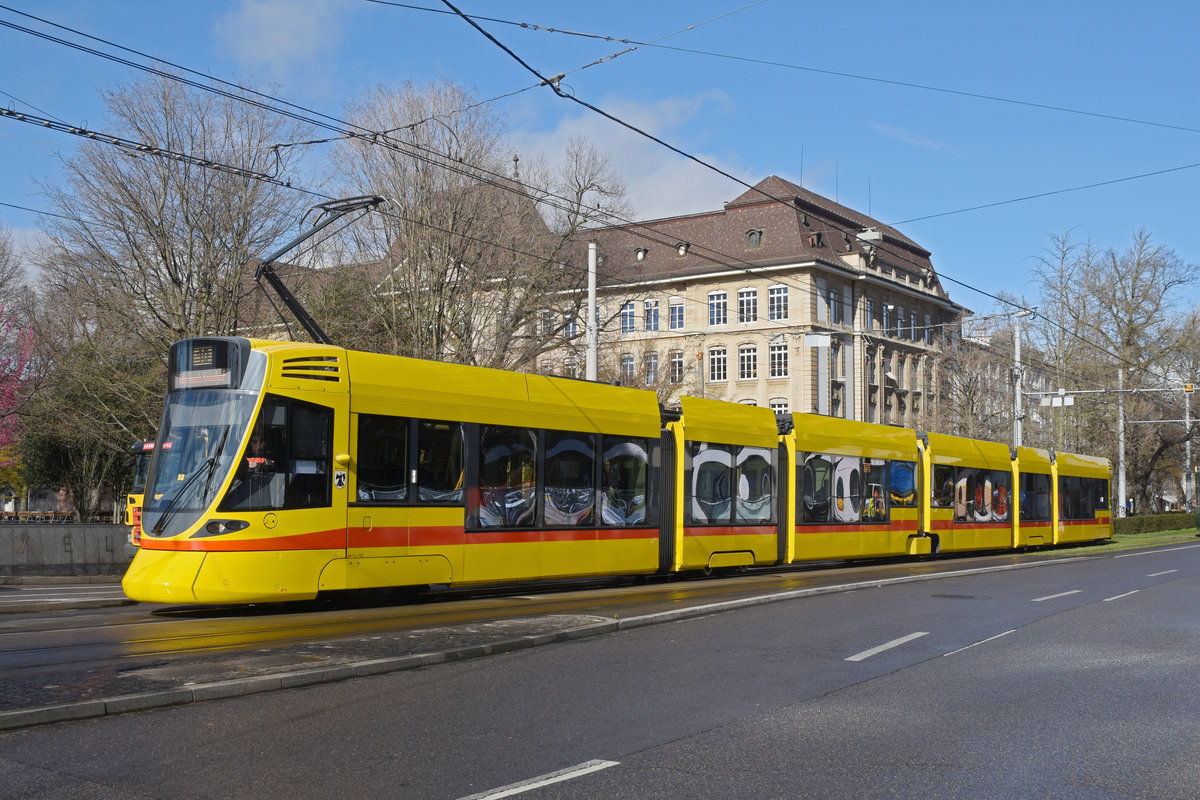 Be 6/10 Tango 158, auf der Linie 10, fährt zur Haltestelle am Bahnhof SBB. Die Aufnahme stammt vom 09.03.2020.