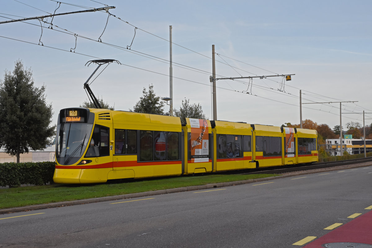 Be 6/10 Tango 158, auf der Linie 11, fährt zur Haltestelle Münchensteinerstrasse. Die Aufnahme stammt vom 25.10.2020.