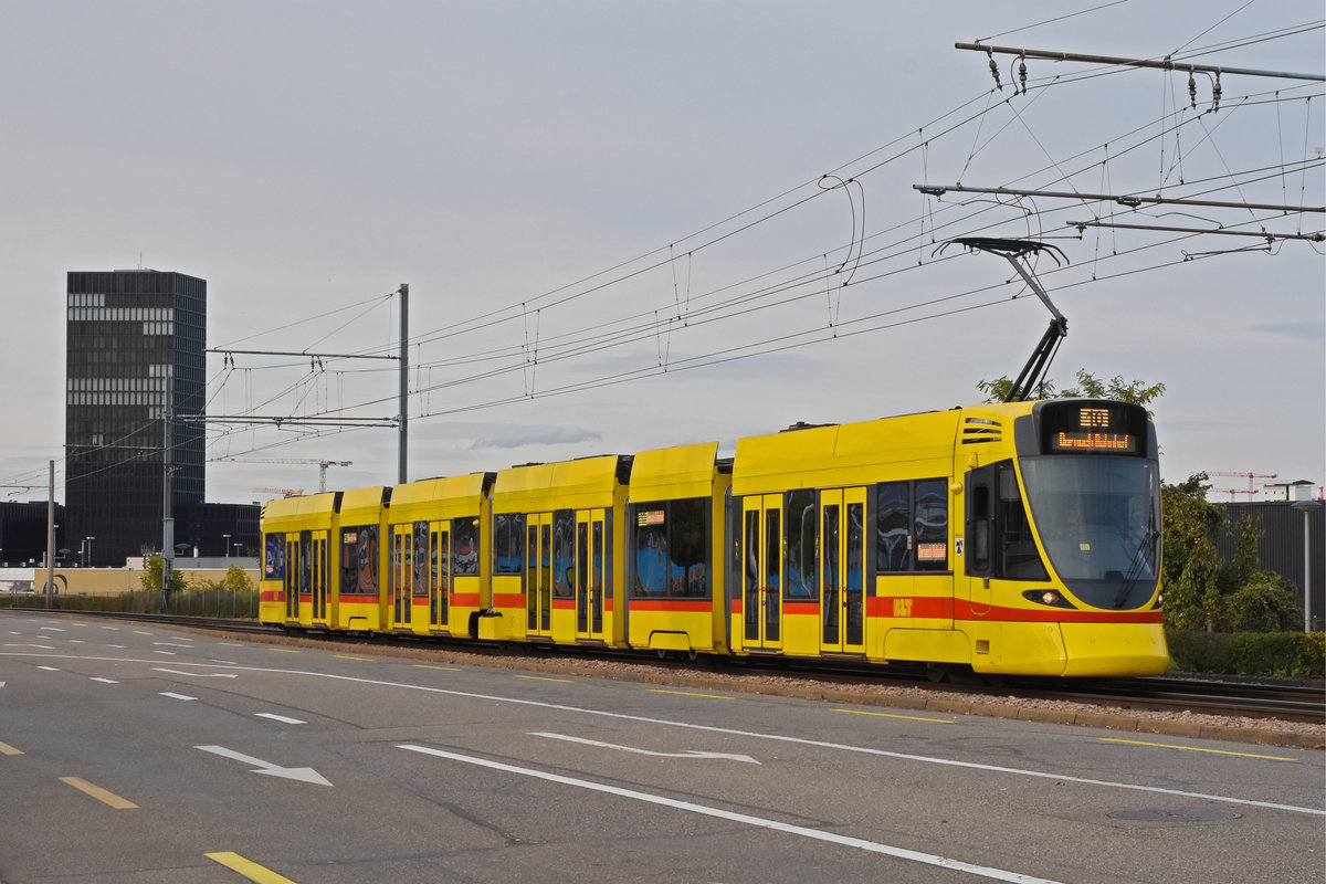 Be 6/10 Tango 158, auf der Linie 10, fährt zur Haltestelle M-Parc. Die Aufnahme stammt vom 25.10.2020.