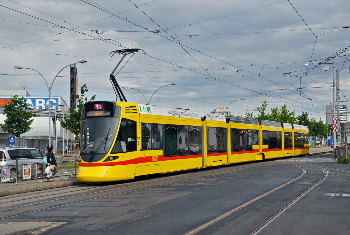 Be 6/10 Tango 158 auf der Linie 11 kurz vor der Haltestelle M-Parc. Die Aufnahme stammt vom 24.05.2014.
