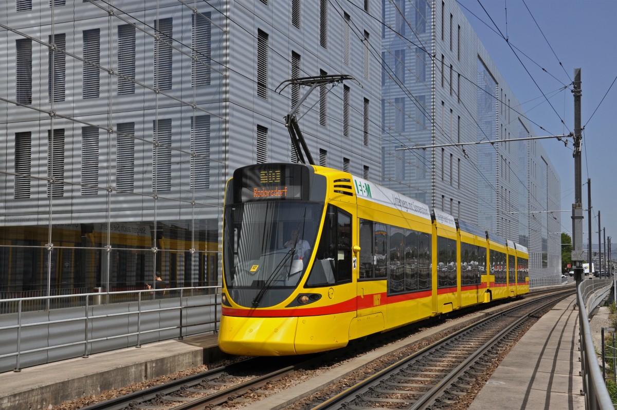 Be 6/10 Tango 158 auf der Linie 10 kurz vor der Haltestelle Peter Merian. Die Aufnahme stammt vom 10.06.2014.