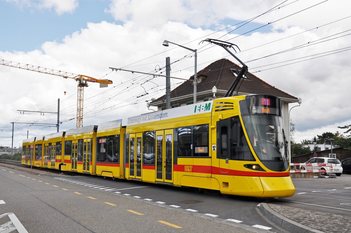 Be 6/10 Tango 158 auf der Linie 11 kurz vor der Haltestelle M-Parc. Die Aufnahme stammt vom 16.08.2014.
