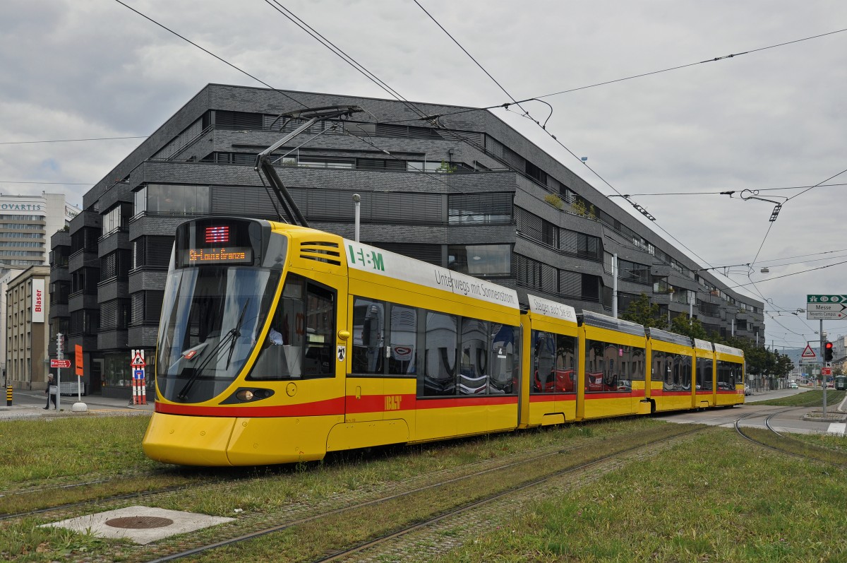 Be 6/10 Tango 158 auf der Linie 11 fährt zur provisorischen Endstation beim Bahnhof St. Johann. Die Aufnahme stammt vom 02.09.2014.