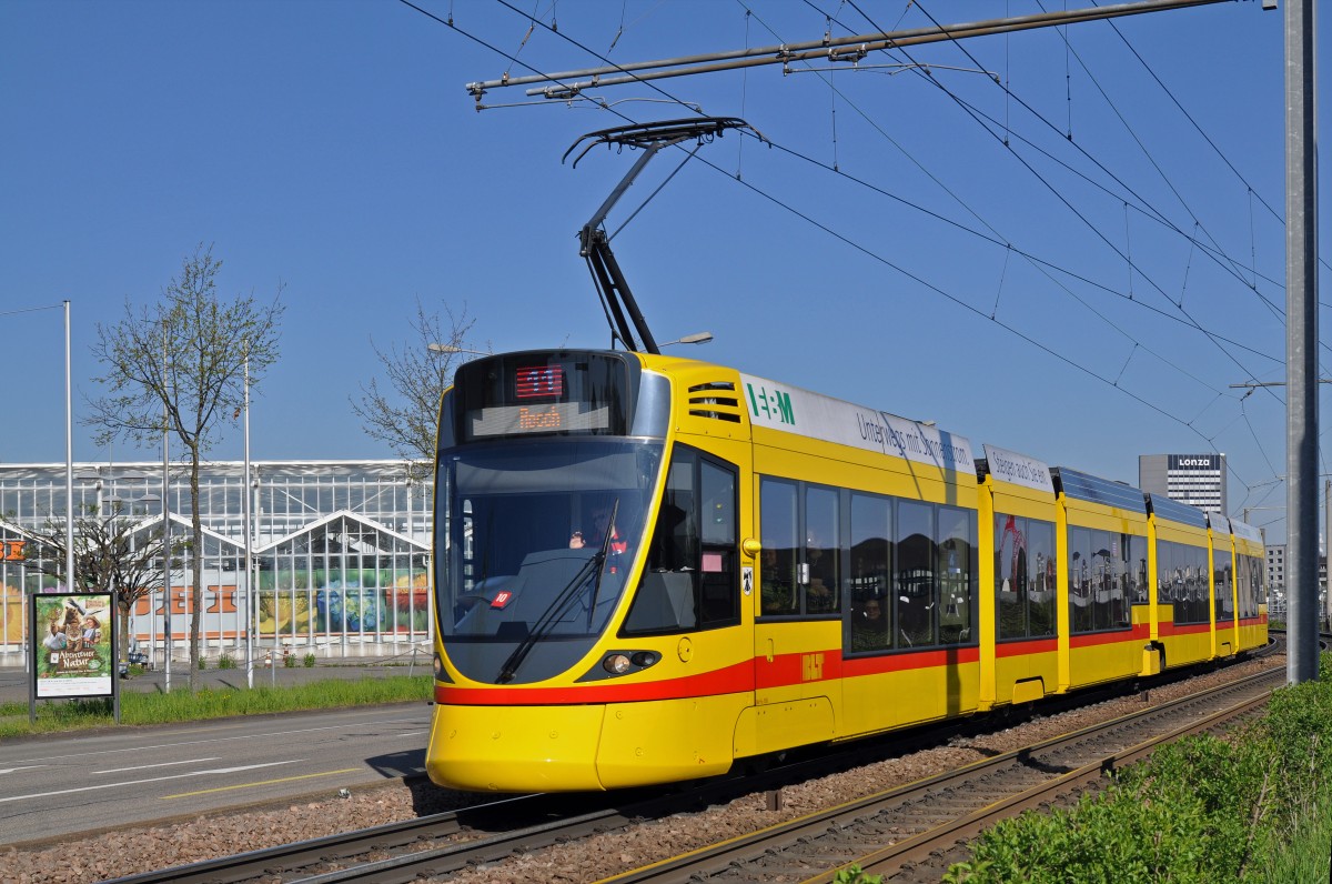Be 6/10 Tango 158 auf der Linie 11 fährt zur Haltestelle M-Parc. Die Aufnahme stammt vom 19.04.2015.