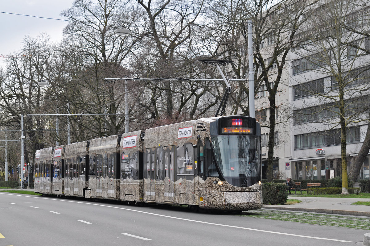 Be 6/10 Tango 158, mit einer Werbung für eine Ausstellung im Schaulager, fährt zur Haltestelle am Aeschenplatz. Die Aufnahme stammt vom 31.03.2018