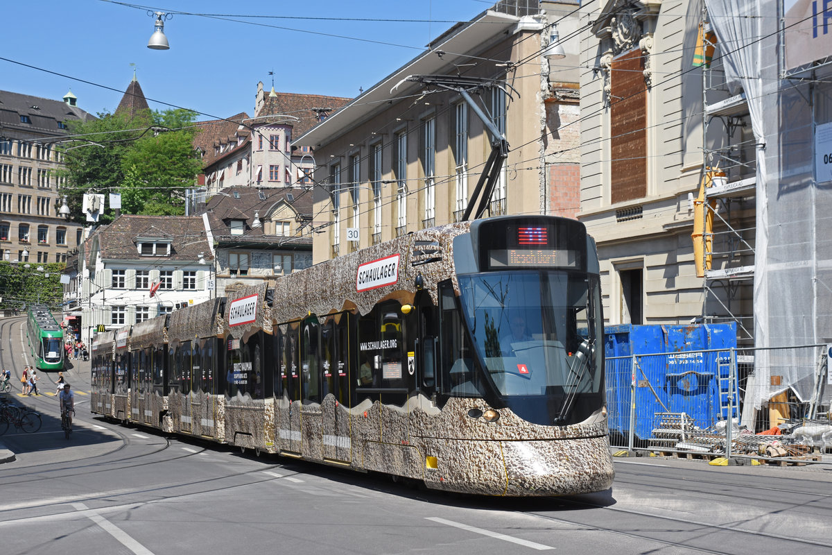 Be 6/10 Tango 158 mit einer Werbung für eine Ausstellung im Schaulager, auf der Linie 11, fährt den Steinenberg hoch zur Haltestelle Bankverein. Die Aufnahme stammt vom 13.07.2018.