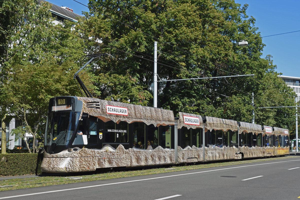 Be 6/10 Tango 158 mit der Schaulager Werbung, auf der Linie 10, fährt Richtung Haltestelle Bahnhof SBB. Die Aufnahme stammt vom 28.09.2018.