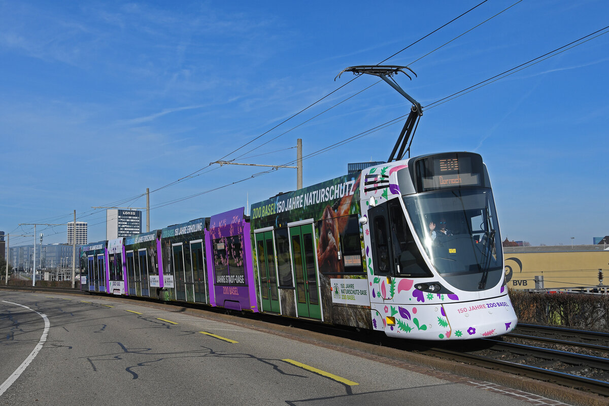 Be 6/10 Tango 158 mit der Werbung für 150 Jahre ZOO Basel, fährt am 29.01.2024 zur Haltestelle M-Parc.