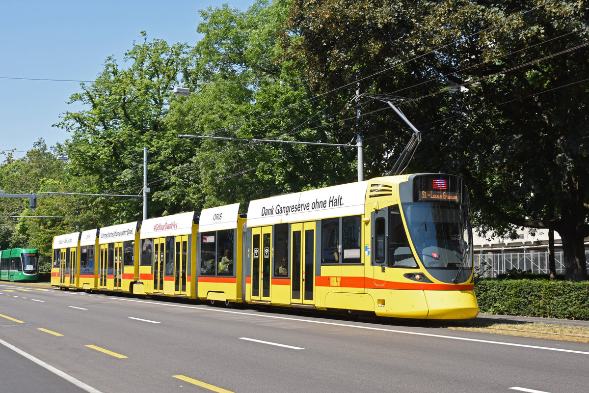 Be 6/10 Tango 159, auf der Linie 11, fährt zur Haltestelle Aeschenplatz. Die Aufnahme stammt vom 01.07.2018.