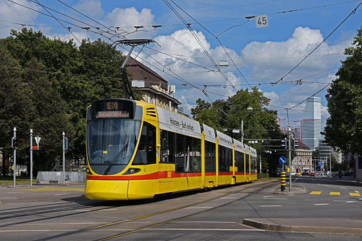 Be 6/10 Tango 159, auf der Linie 10, fährt zur Haltestelle am Bahnhof SBB. Die Aufnahme stammt vom 12.09.2021.