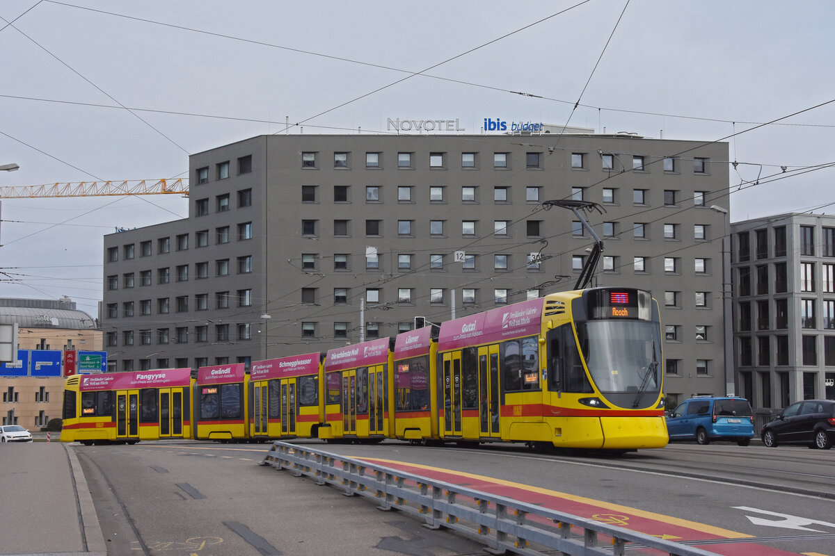 Be 6/10 Tango 159, auf der Linie 11, überquert am 21.12.2024 die Münchensteinerbrücke. Aufnahme Basel.