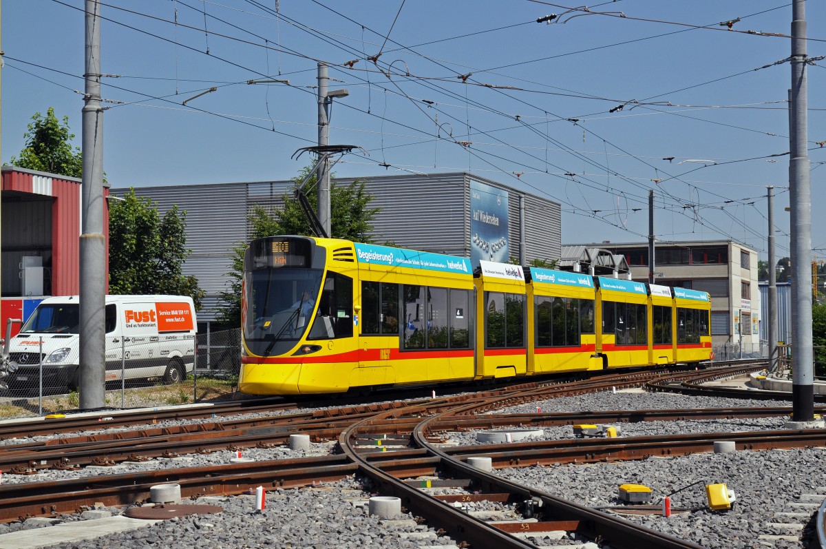Be 6/10 Tango 159 auf der Linie 10 fährt zur Haltestelle Hüslimatt. Die Aufnahme stammt vom 06.06.2015.