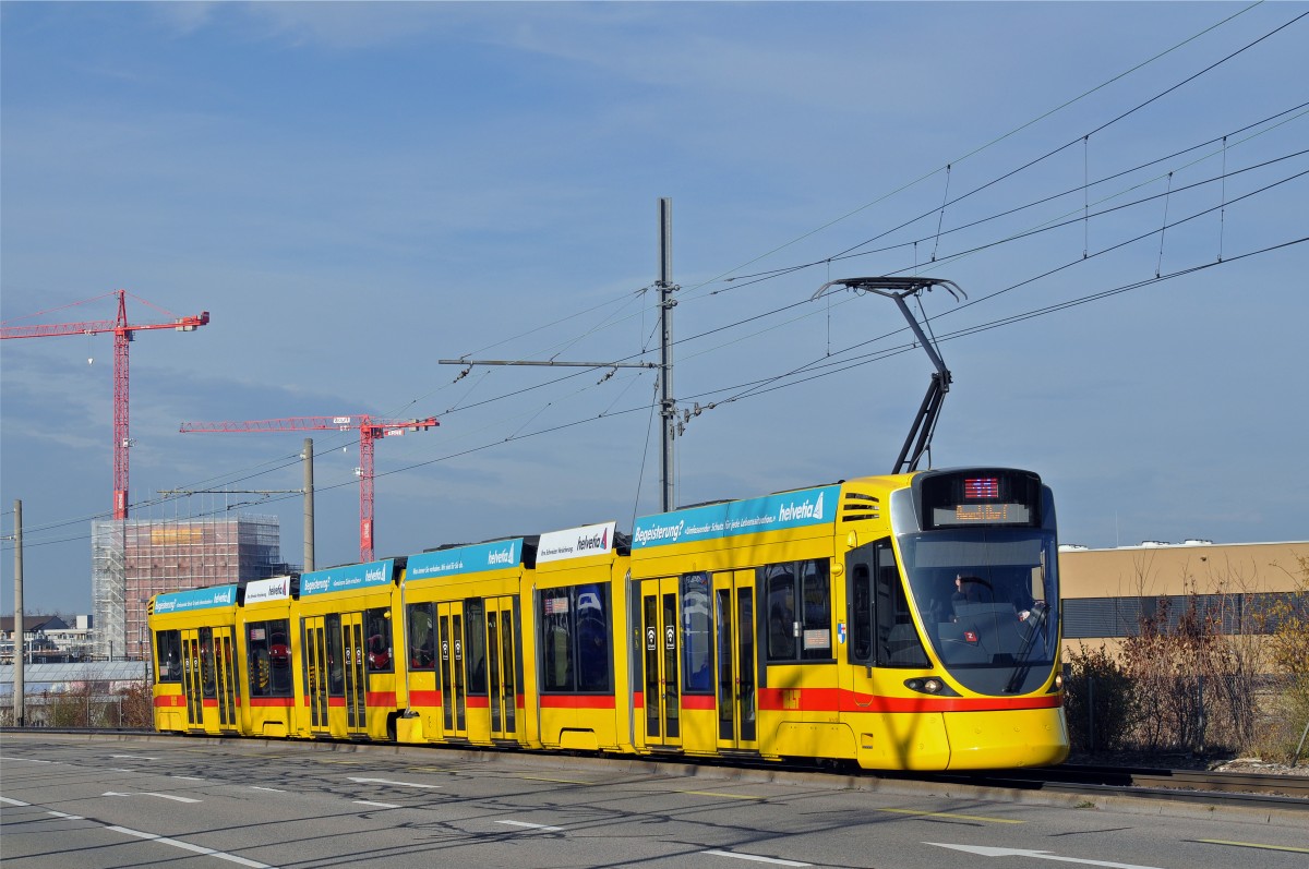 Be 6/10 Tango 159 auf der Linie 11 fährt zur Haltestelle M-Parc. Die Aufnahme stammt vom 20.12.2015.