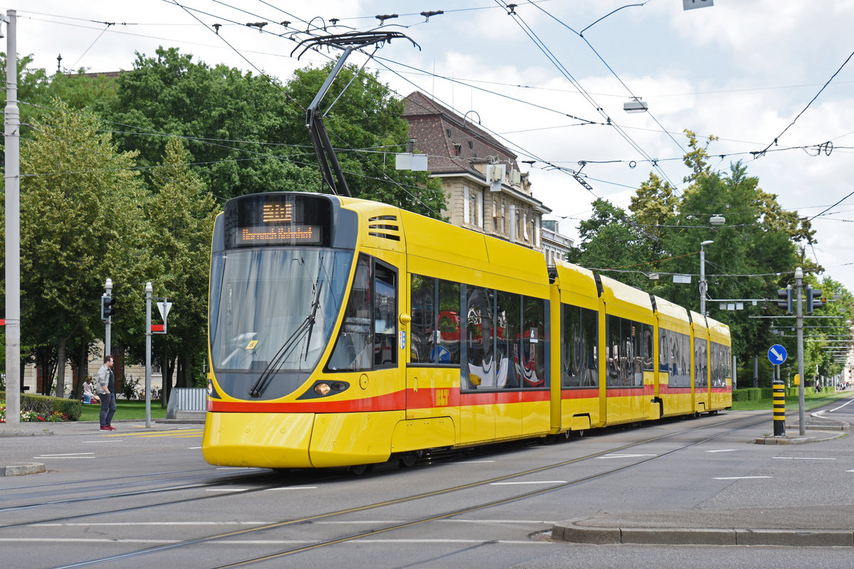 Be 6/10 Tango 160, auf der Linie 10, fährt zur Haltestelle am Bahnhof SBB. Die Aufnahme stammt vom 14.06.2018.