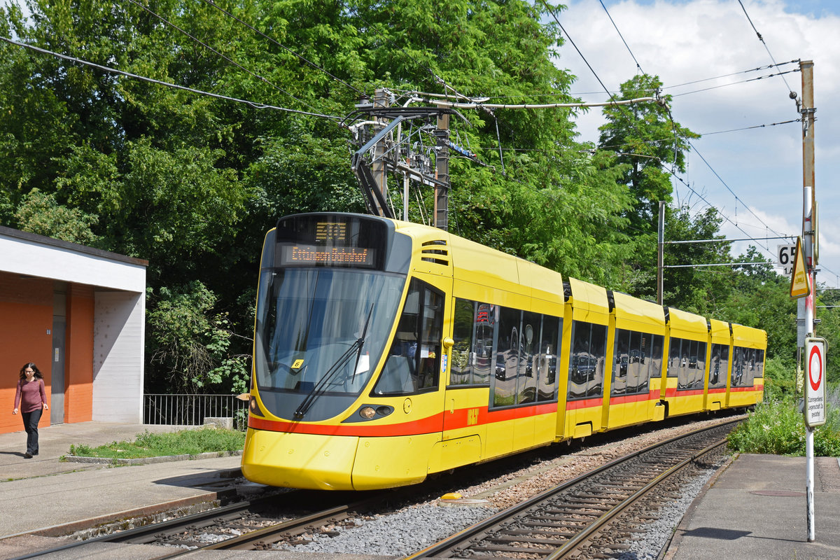 Be 6/10 Tango 160, auf der Linie 10, fährt zur Haltestelle Binningen Oberdorf. Die Aufnahme stammt vom 14.06.2018.