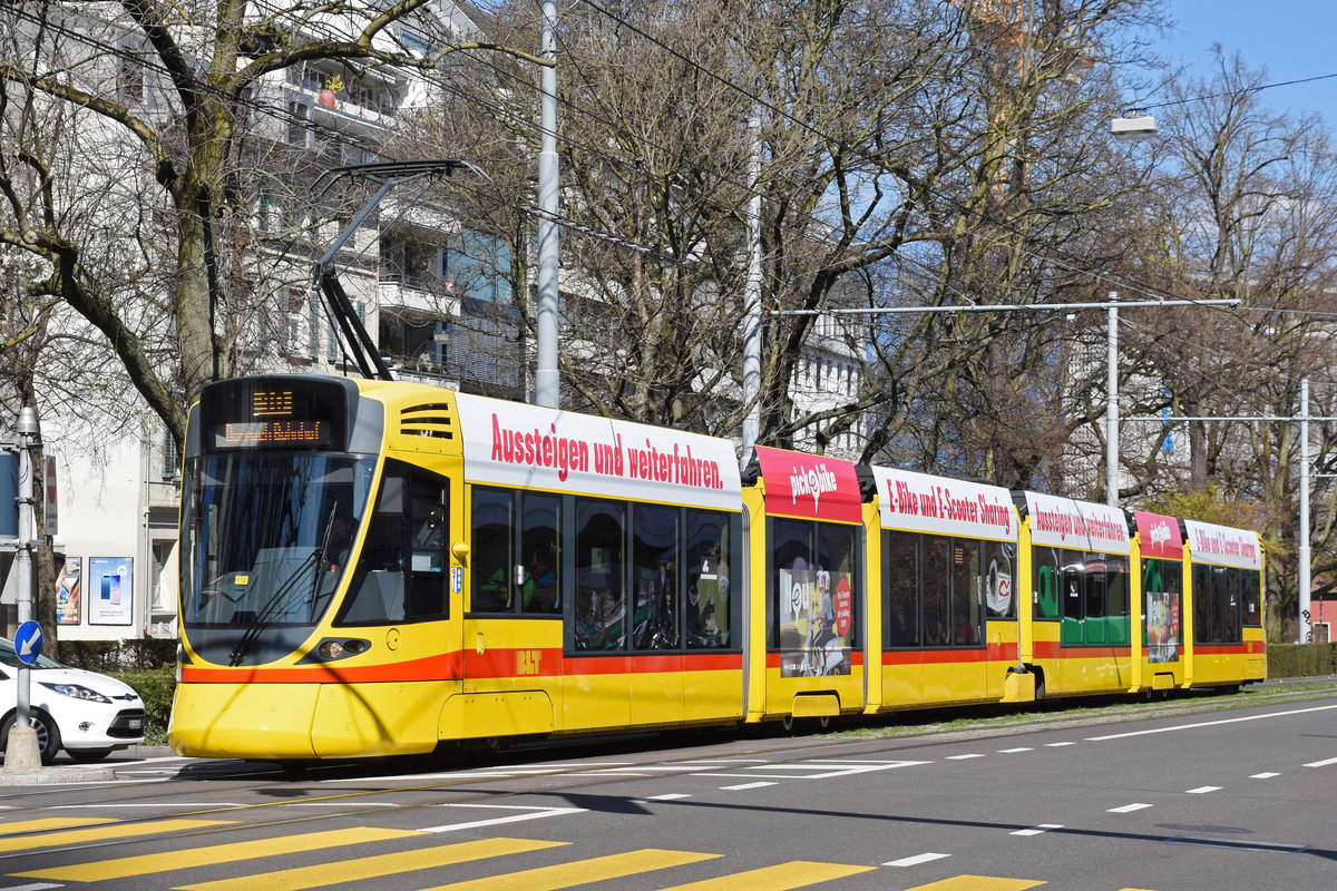 Be 6/10 Tango 160, auf der Linie 10, fährt zur Haltestelle Bahnhof SBB. Die Aufnahme stammt vom 28.03.2019.