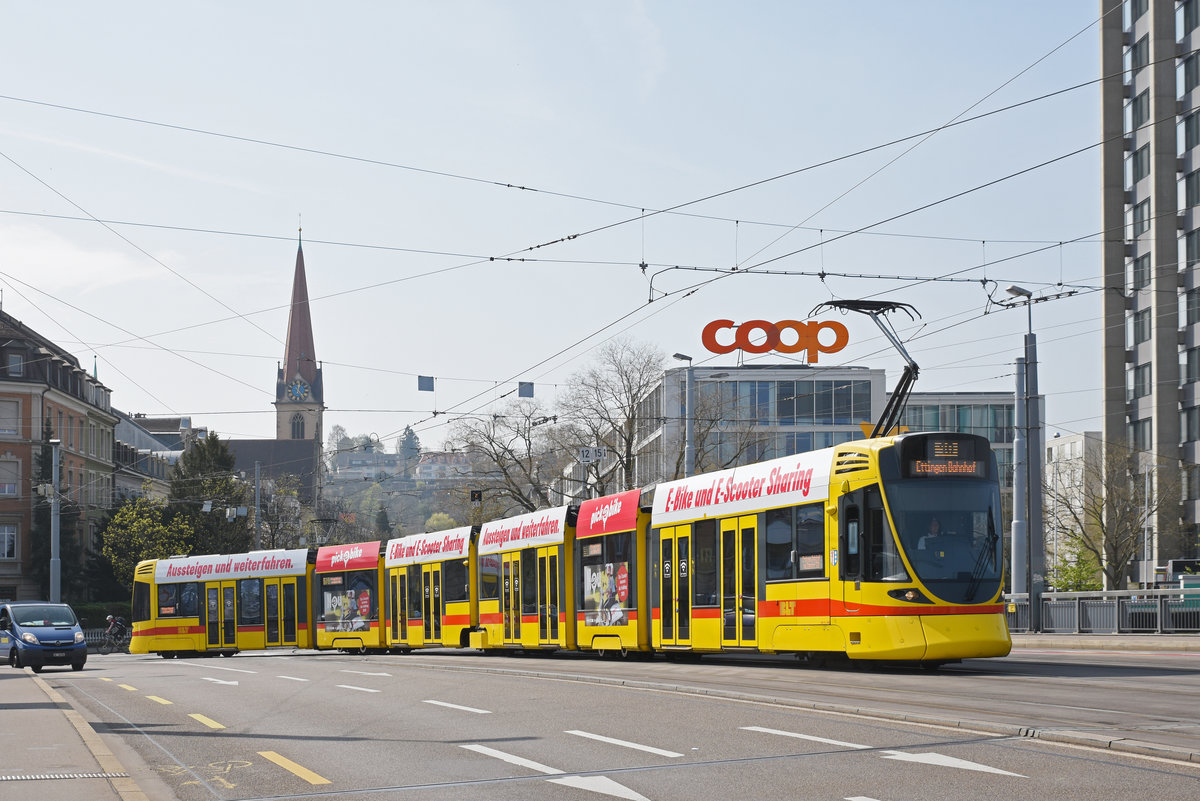 Be 6/10 Tango 160, auf der Linie 10, überquert die Münchensteinerbrücke. Die Aufnahme stammt vom 02.04.2019.