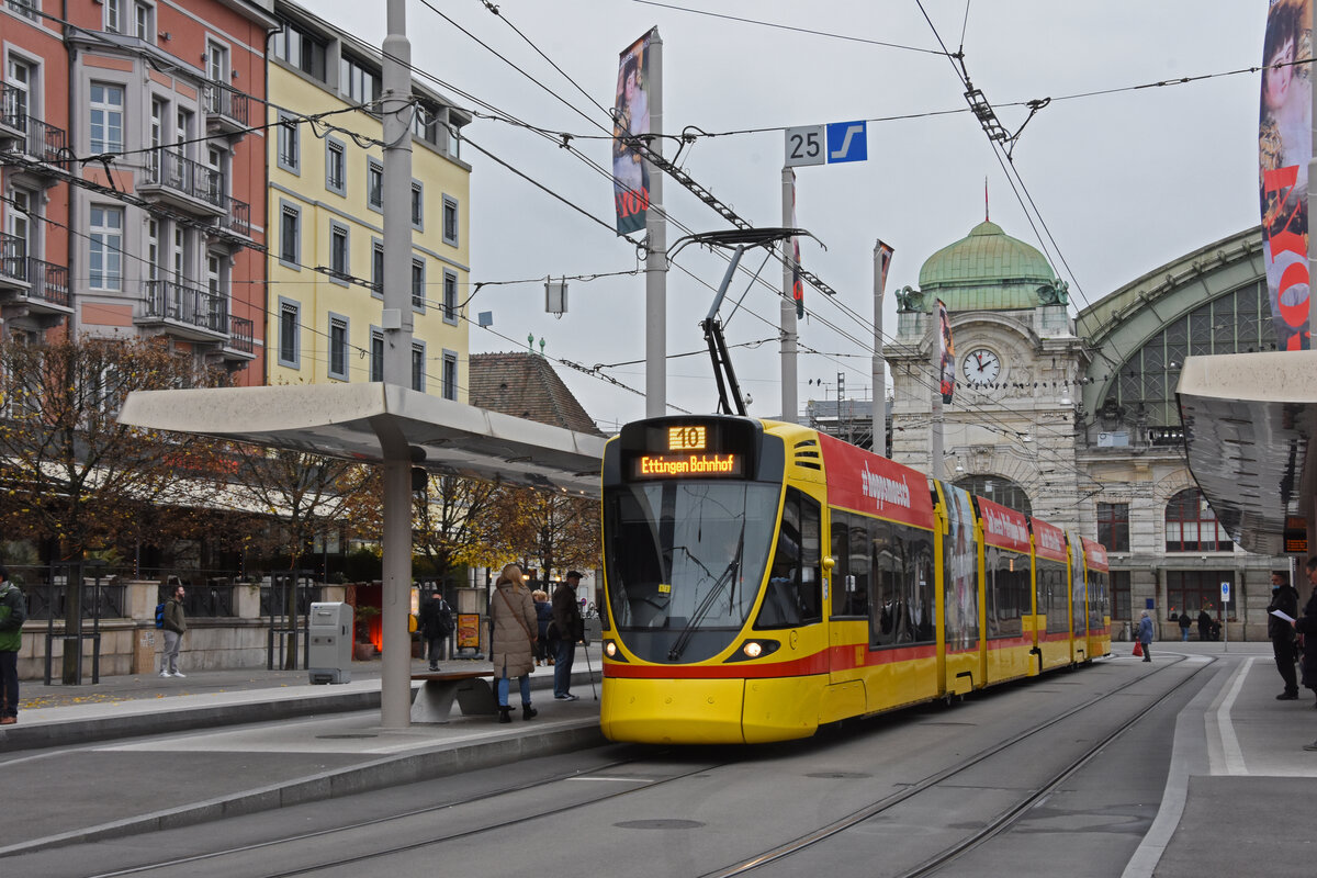 Be 6/10 Tango 160, auf der Linie 10, wartet an der Haltestelle Bahnhof SBB. Die Aufnahme stammt vom 16.11.2021.