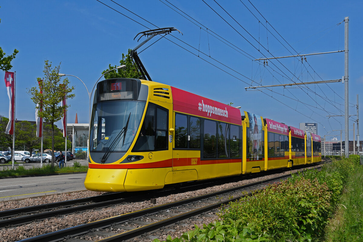 Be 6/10 Tango 160, auf der Linie 11, fährt am 03.05.2023 zur Haltestelle M-Parc.