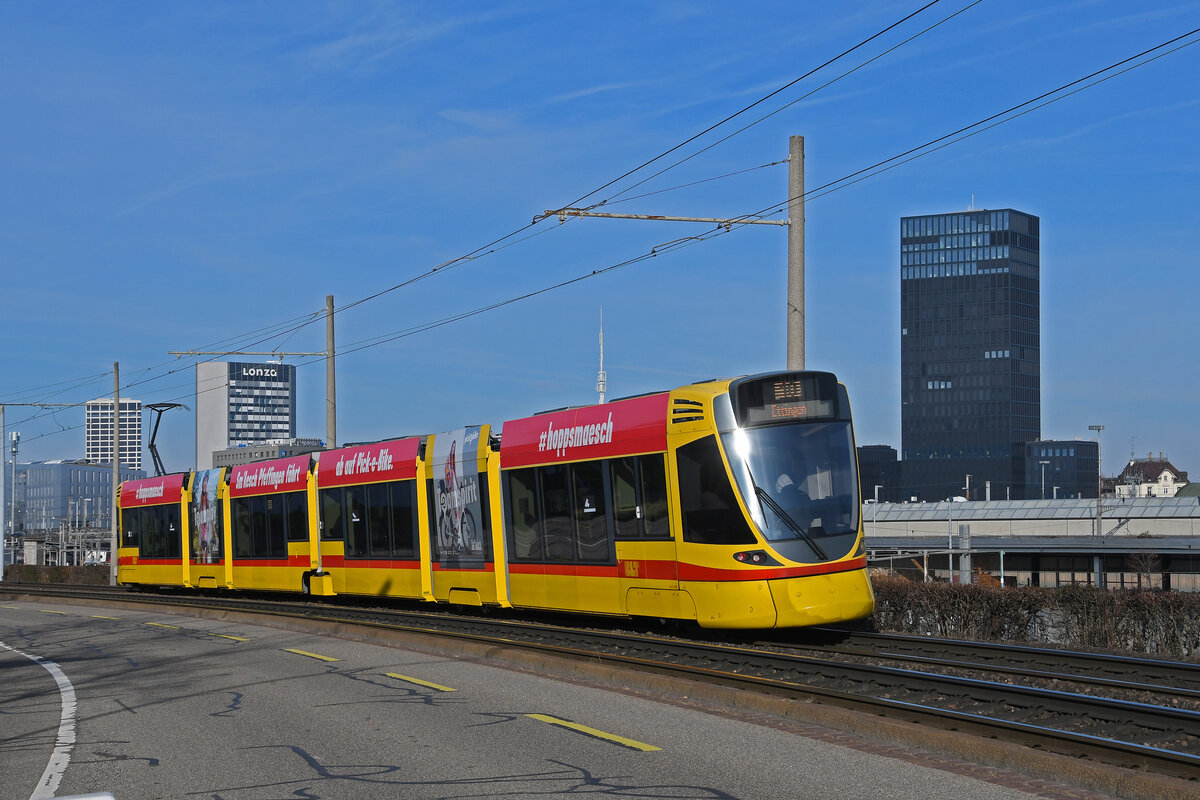 Be 6/10 Tango 160, auf der Linie 10, fährt am 29.01.2024 zur Haltestelle Münchensteinerstrasse.