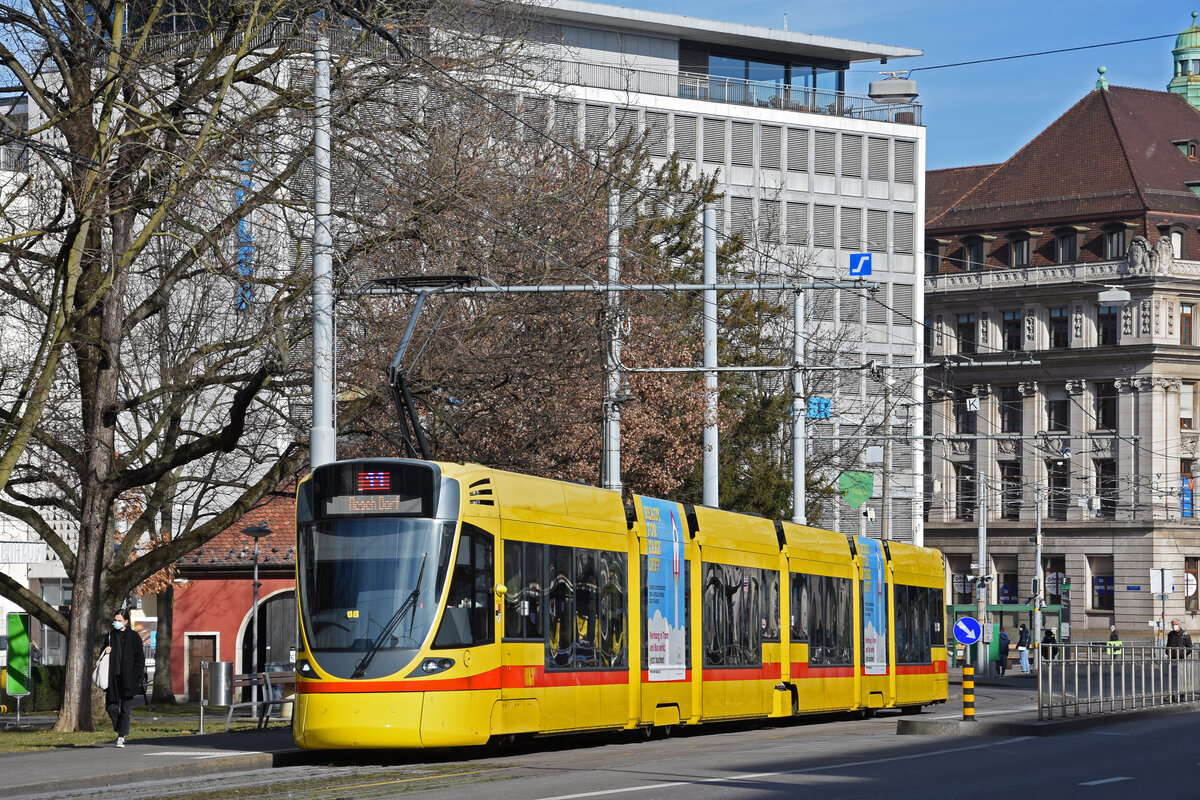 Be 6/10 Tango 161, auf der Linie 11, bedient die Haltestelle am Aeschenplatz. Die Aufnahme stammt vom 12.02.2022.
