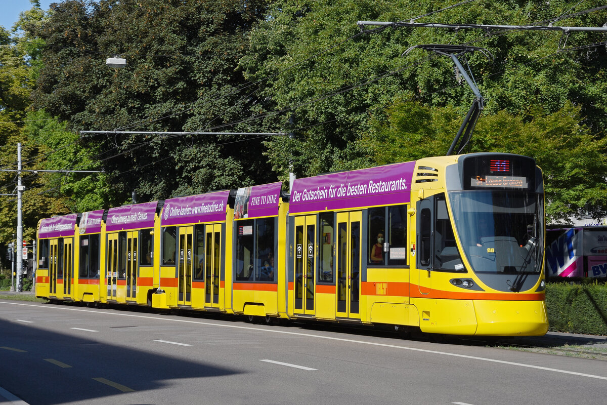 Be 6/10 Tango 161, auf der Linie 11, fährt zur Haltestelle am Aeschenplatz. Die Aufnahme stammt vom 12.07.2022.