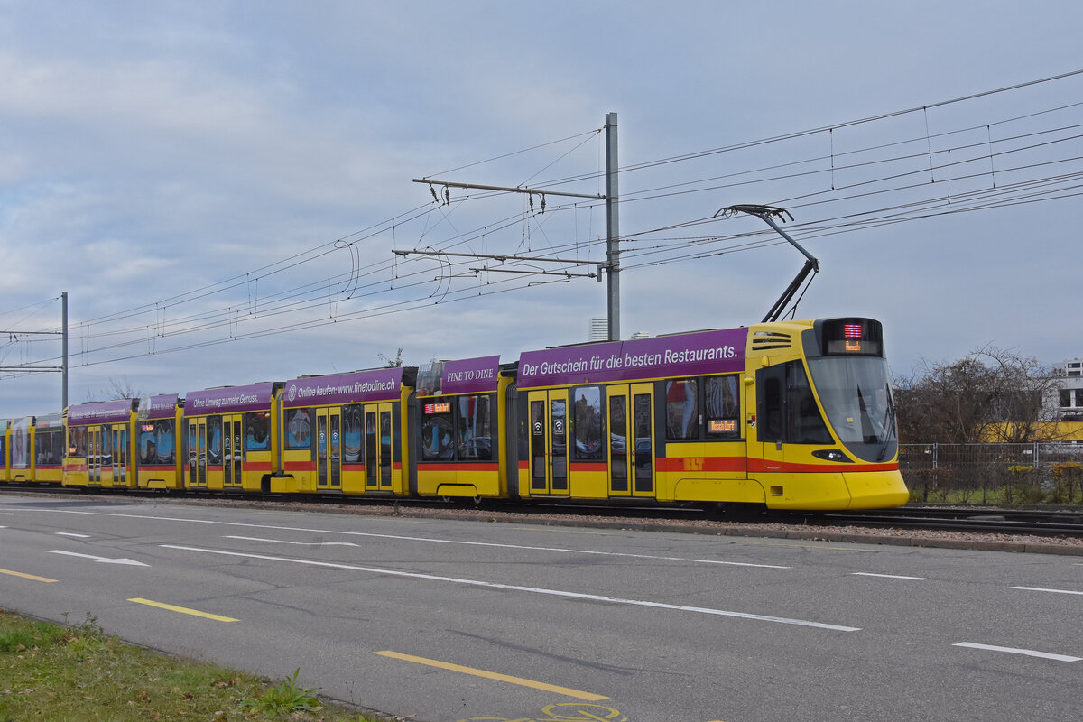 Be 6/10 Tango 161, auf der Linie 11, fährt am 21.12.2024 zur Haltestelle M-Parc. Aufnahme Basel.