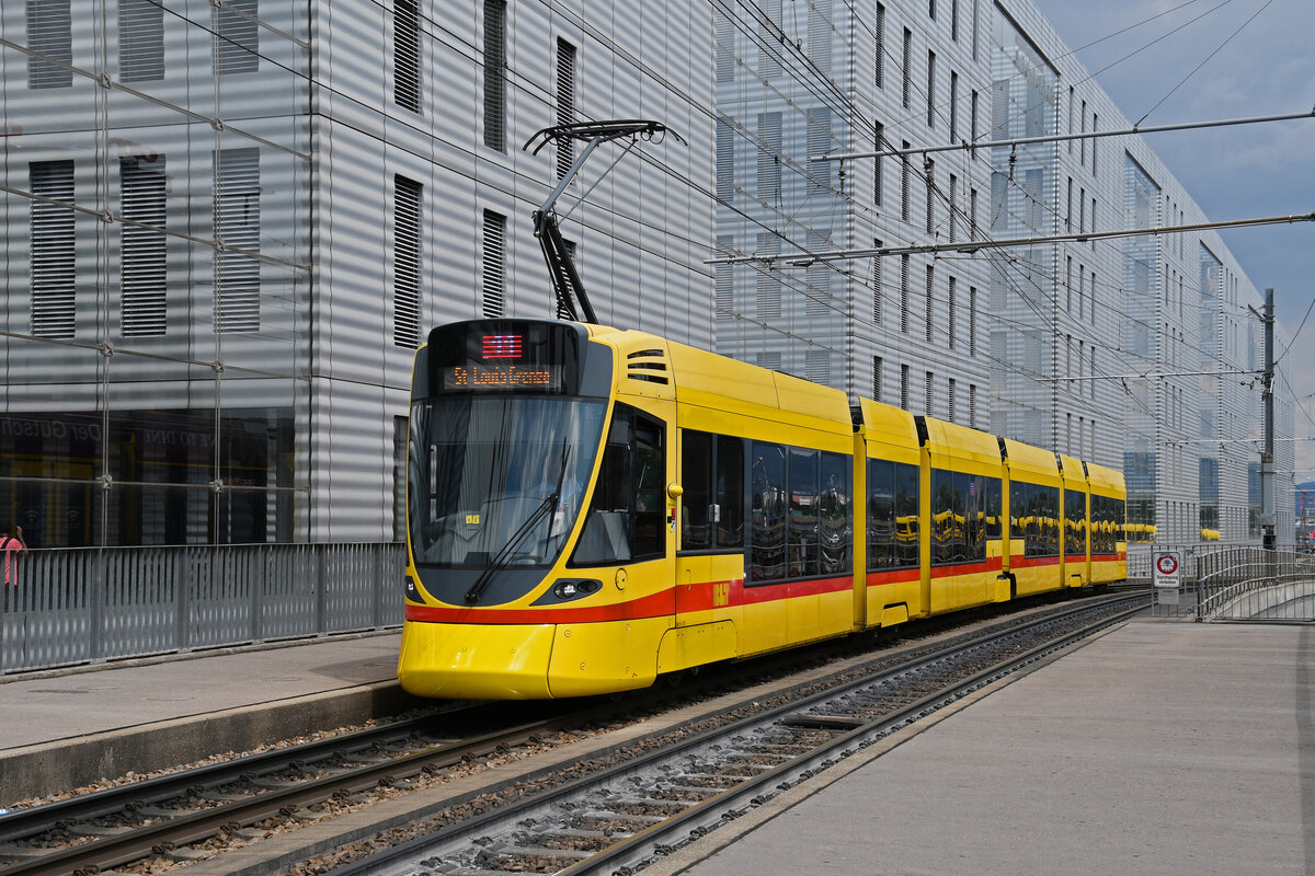 Be 6/10 Tango 161, auf der Linie 11, fährt am 16.06.2025 bei der Haltestelle Peter Merian ein. Aufnahme Basel.