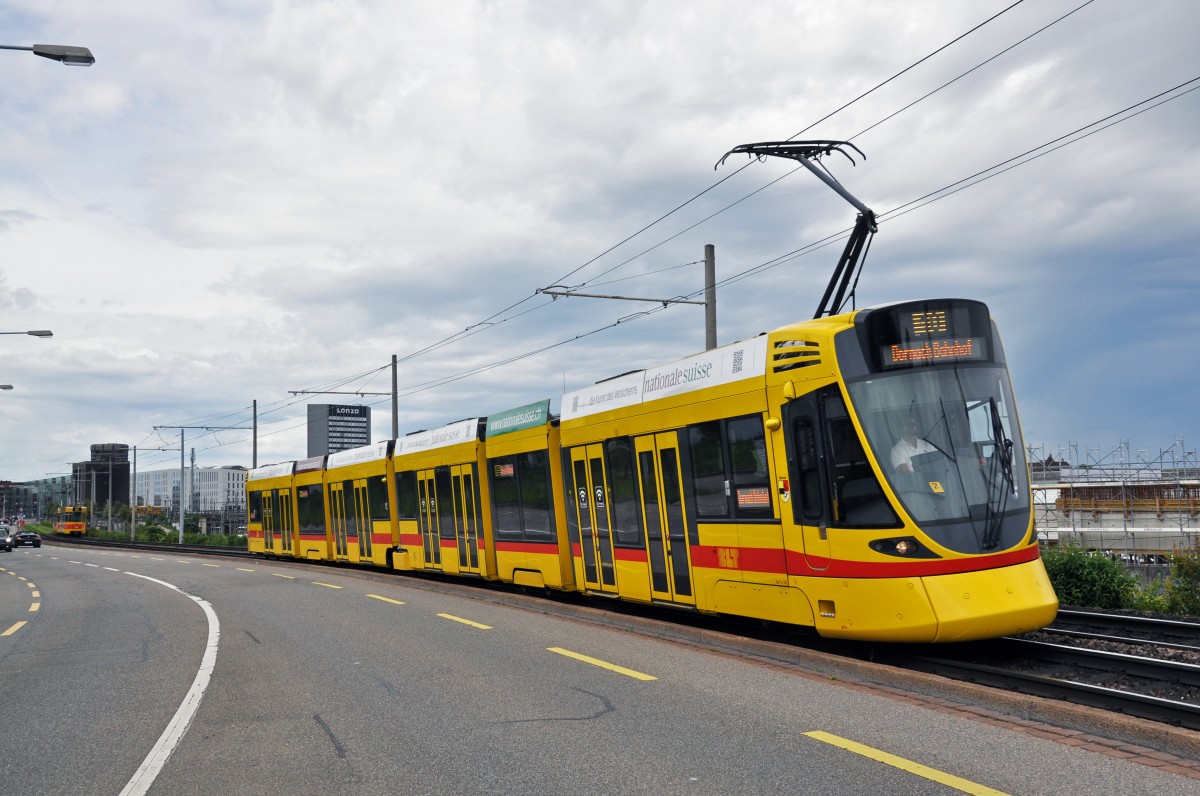 Be 6/10 Tango 161 auf der Linie 10 kurz vor der Haltestelle M-Parc. Die Aufnahme wurde von einer Insel mitten auf der Strasse gemacht. Die Aufnahme stammt vom 10.05.2014.