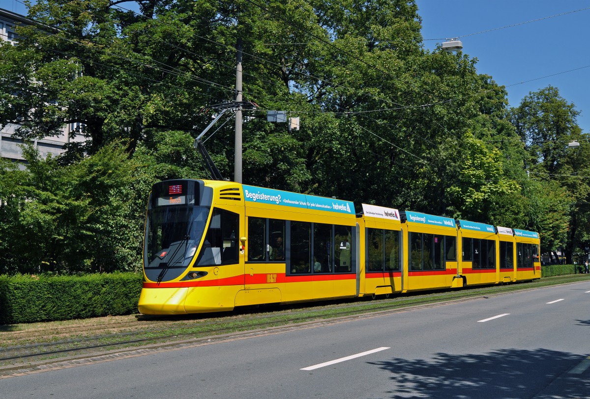 Be 6/10 Tango 161 auf der Linie 11 fährt zur Haltestelle am Bahnhof SBB. Die Aufnahme stammt vom 03.08.2015.