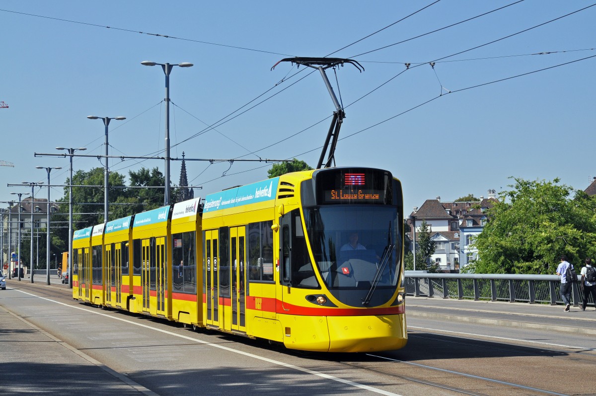 Be 6/10 Tango 161 auf der umgeleiteten Linie 11 fährt über die Wettsteinbrücke zur Haltestelle Wettsteinplatz. Die Aufnahme stammt vom 07.08.2015.