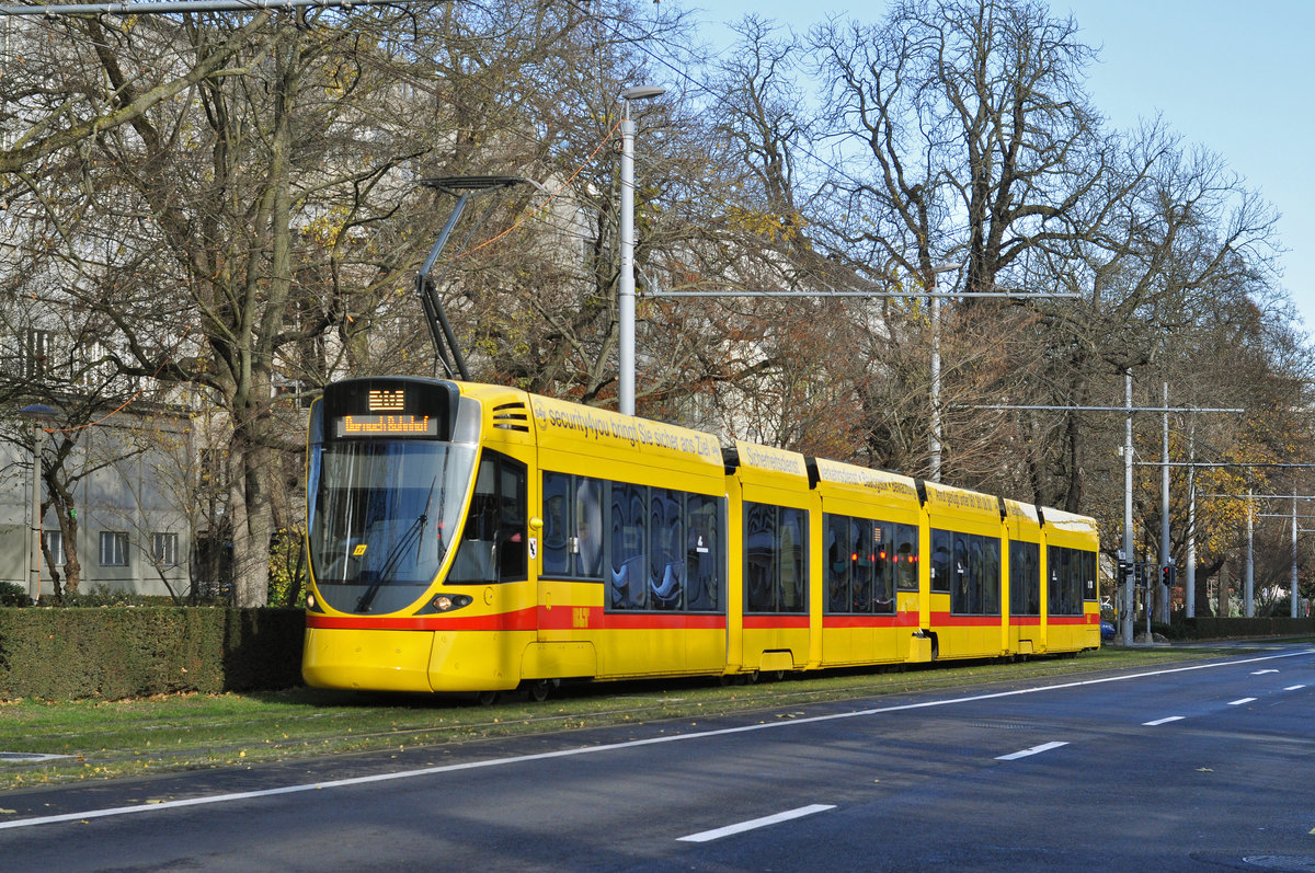 Be 6/10 Tango 162, auf der Linie 10, fährt zur Haltestelle am Bahnhof SBB. Die Aufnahme stammt vom 01.12.2017.