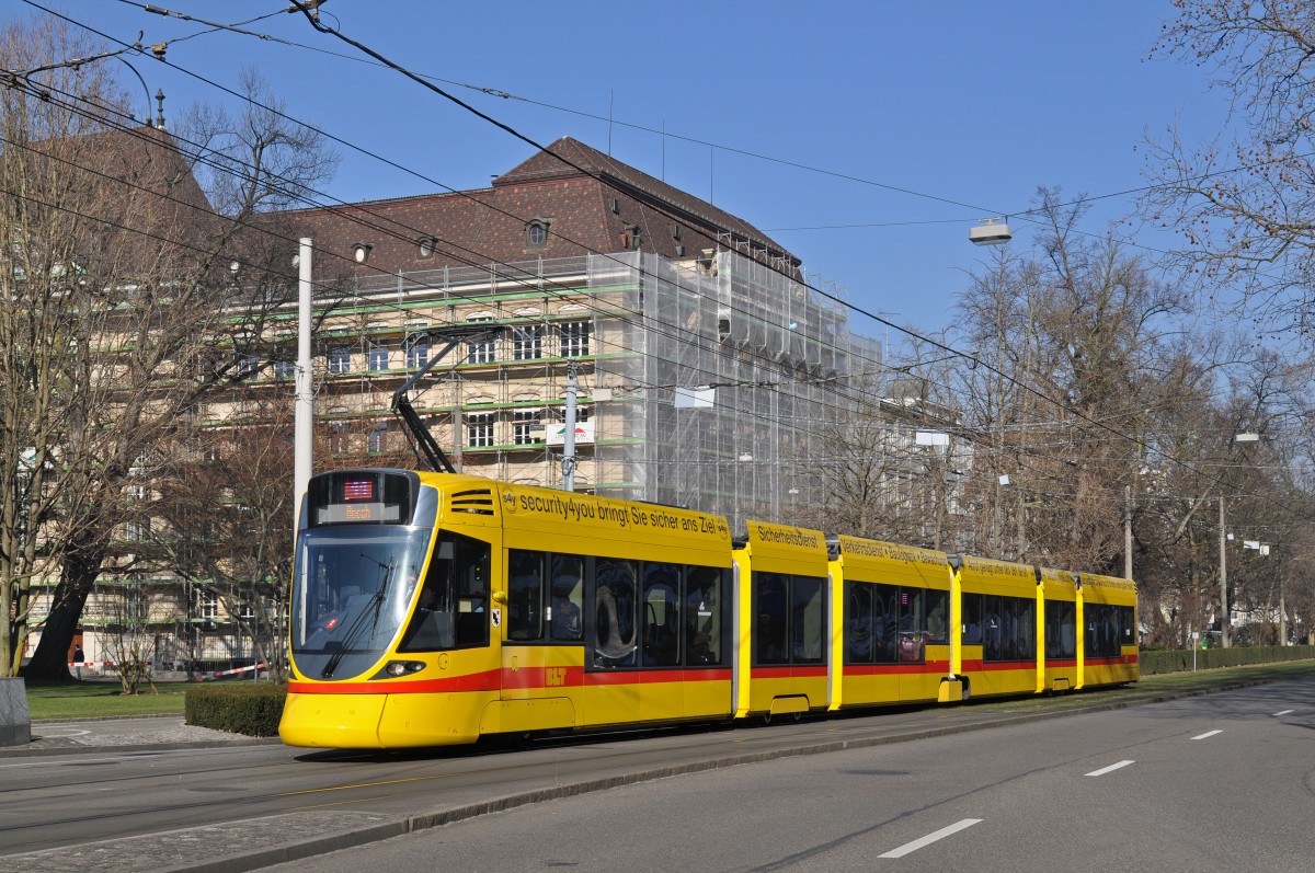 Be 6/10 Tango 162 auf der Linie 11 kurz vor der Haltestelle Bahnhof SBB. Die Aufnahme stammt vom 12.02.2015.