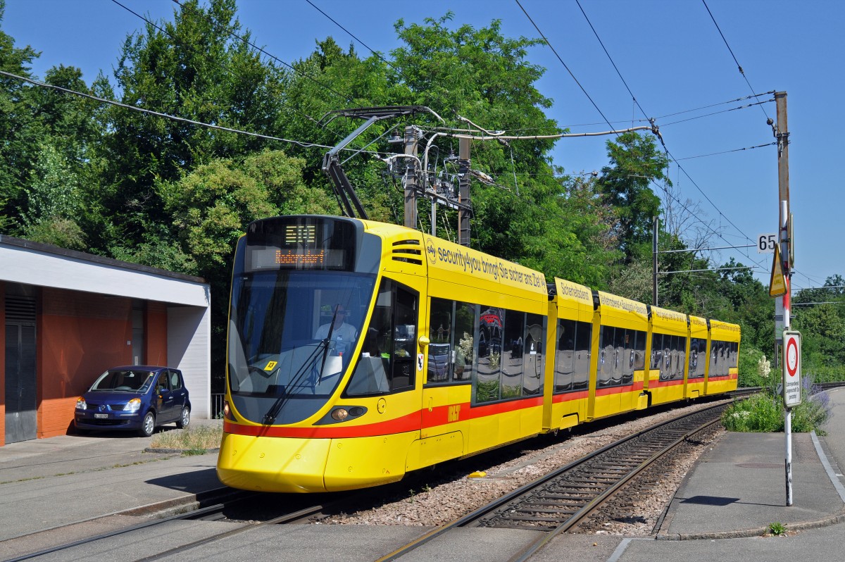 Be 6/10 Tango 162 auf der Linie 10 fährt bei der Haltestelle Binningen Oberdorf ein. Die Aufnahme stammt vom 01.07.2015.
