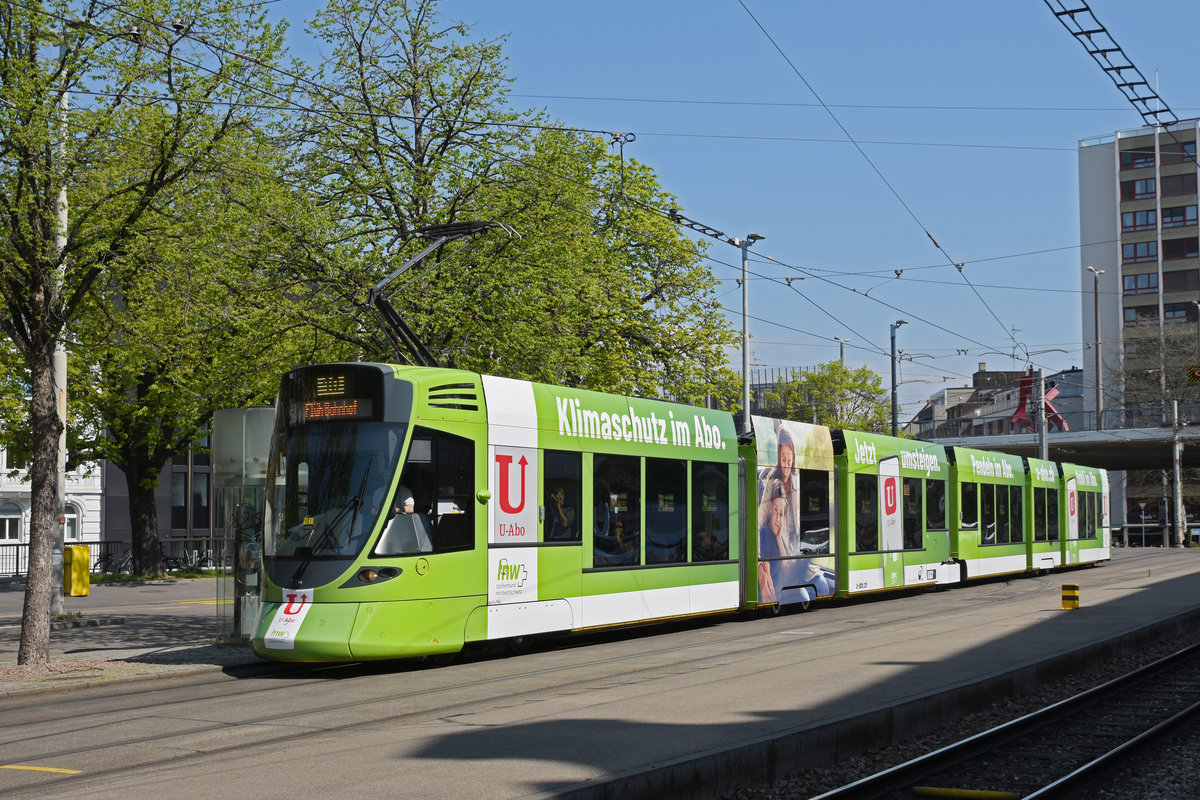 Be 6/10 Tango 162 mit der U-Abo Werbung, auf der Linie 10, fährt Richtung Haltestelle ZOO Basel. Die Aufnahme stammt vom 09.04.2020.