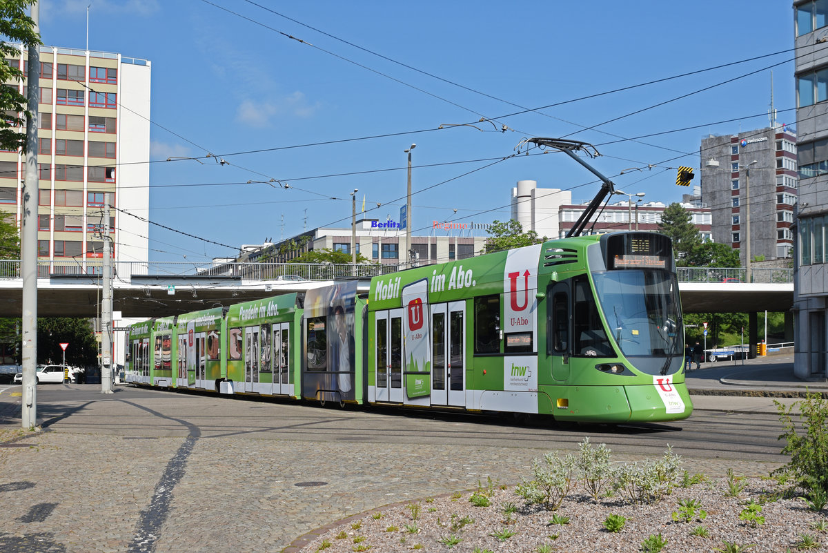 Be 6/10 Tango 162 mit der U-Abo Werbung, auf der Linie 10, fährt zur Haltestelle ZOO Basel. Die Aufnahme stammt vom 17.05.2020.