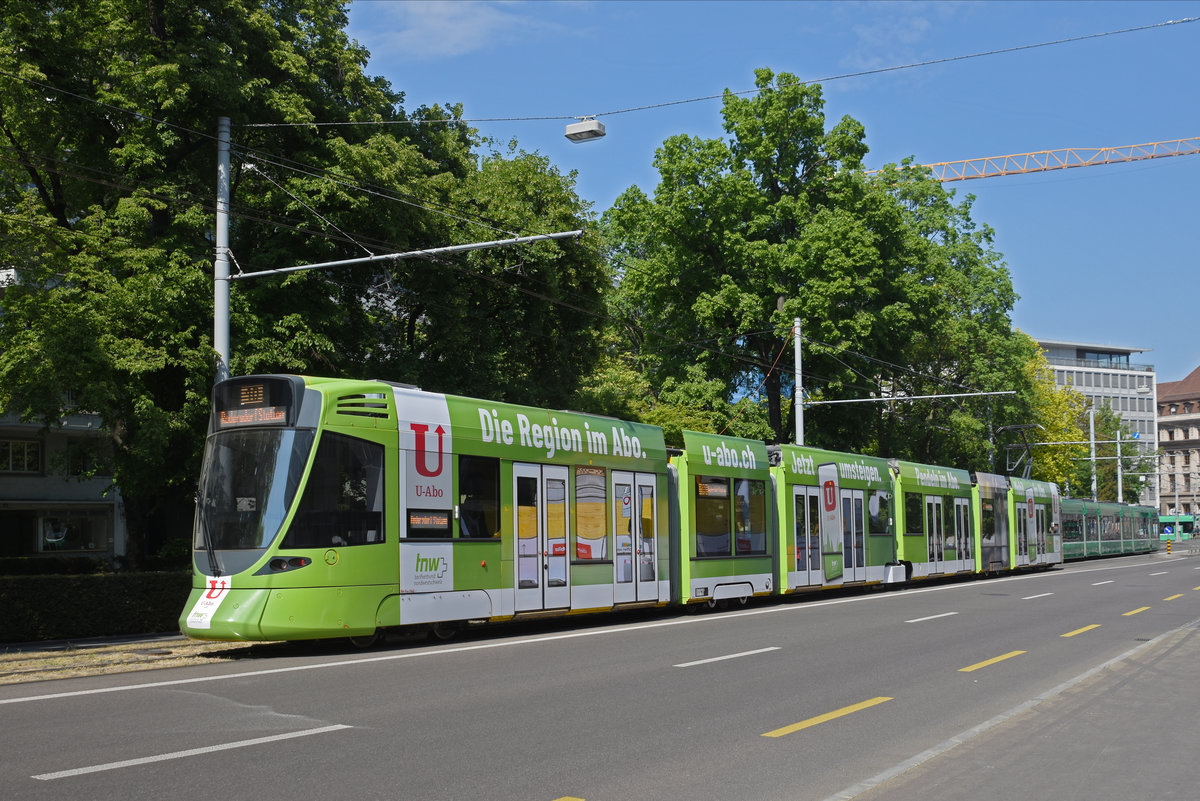 Be 6/10 Tango 162 mit der U-Abo Werbung, auf der Linie 10, fährt zur Haltestelle am Aeschenplatz. Die Aufnahme stammt vom 25.04.2020.