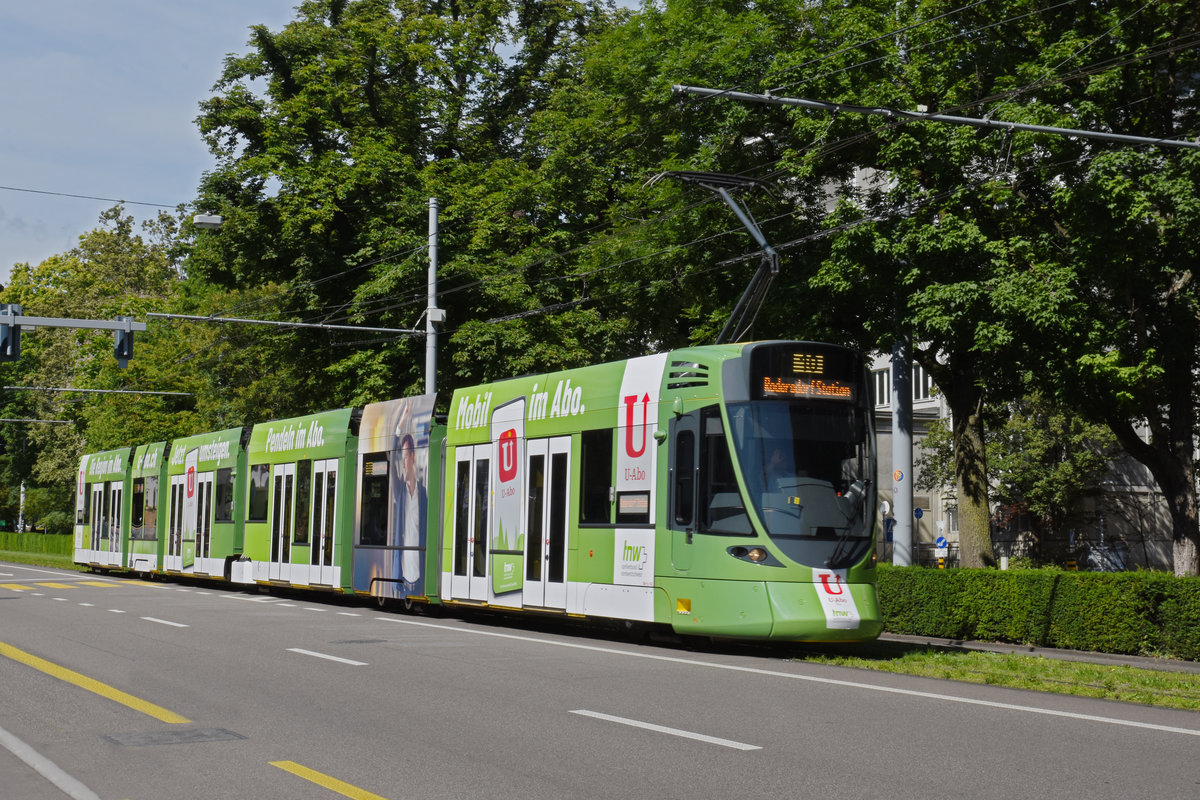 Be 6/10 Tango 162 mit der U-Abo Werbung, auf der Linie 10, fährt zur Haltestelle Aeschenplatz. Die Aufnahme stammt vom 21.06.2020.